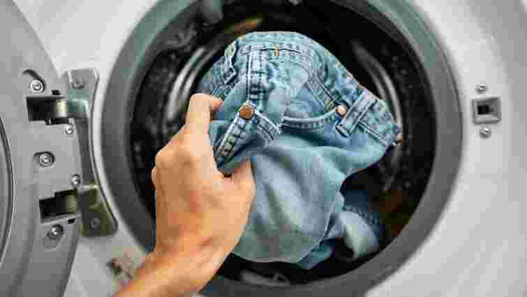 Колір залишиться яскравим: як правильно прати джинси 