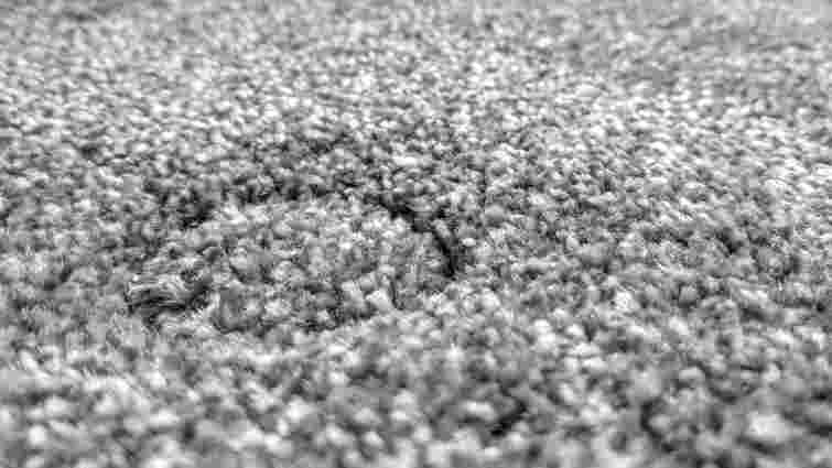 Перестановка без збитків: як прибрати вм'ятини на килимі від важких меблів