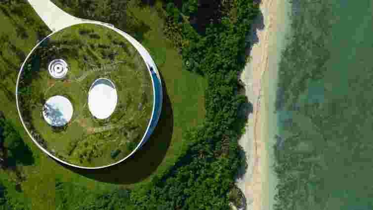 Сад, бетонні хвилі і величезний краб: добірка будинків із незвичними дахами