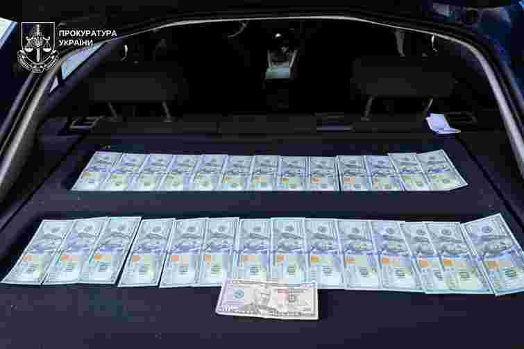 Посадовця Закарпатської митниці затримали за схему із ввезенням елітних годинників