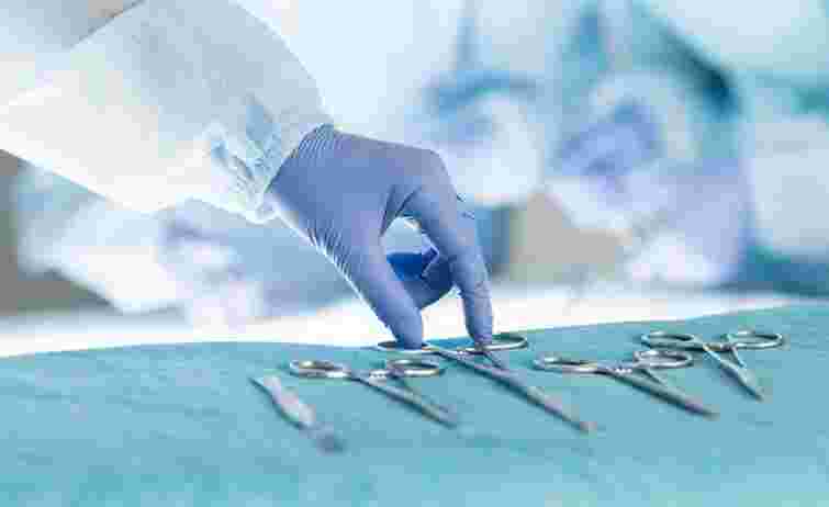 Батьки померлої після корекції носа у Львові дівчини відсудили в лікарні 1,4 млн грн