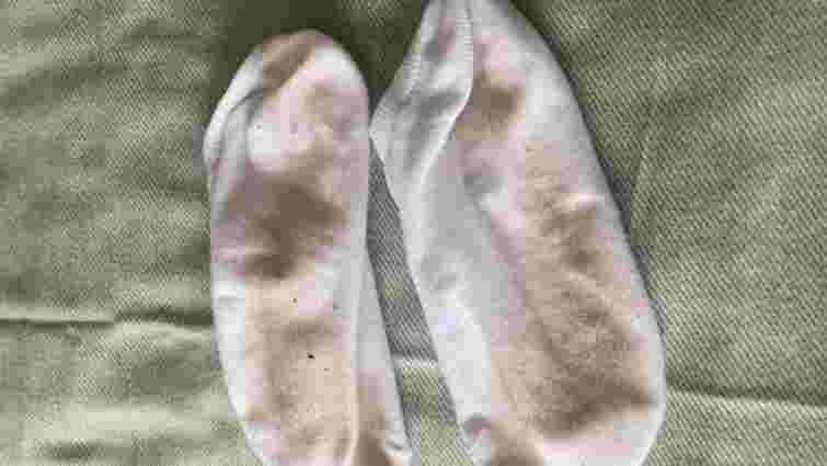 Простий спосіб без агресивної хімії: як повернути білизну брудним шкарпеткам