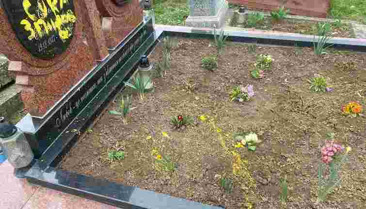 Житель Тернопільщини обписав лайкою надгробок односельчанки через давню образу