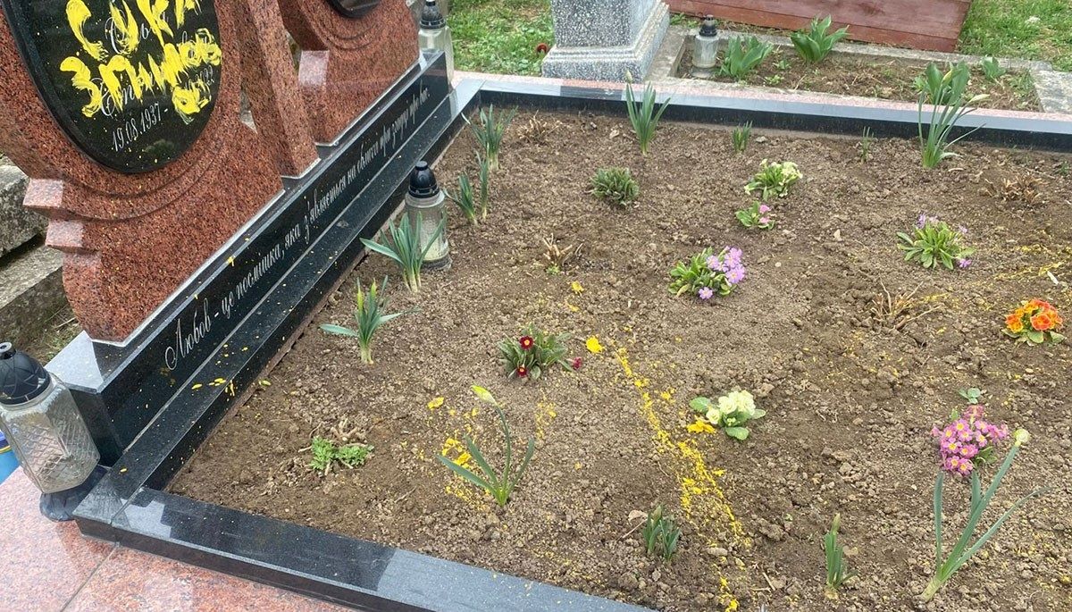 Житель Тернопільщини обписав лайкою надгробок односельчанки через давню образу