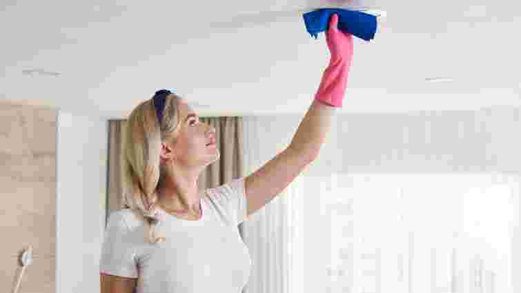 Без розводів і плям: як і чим найкраще мити натяжну стелю
