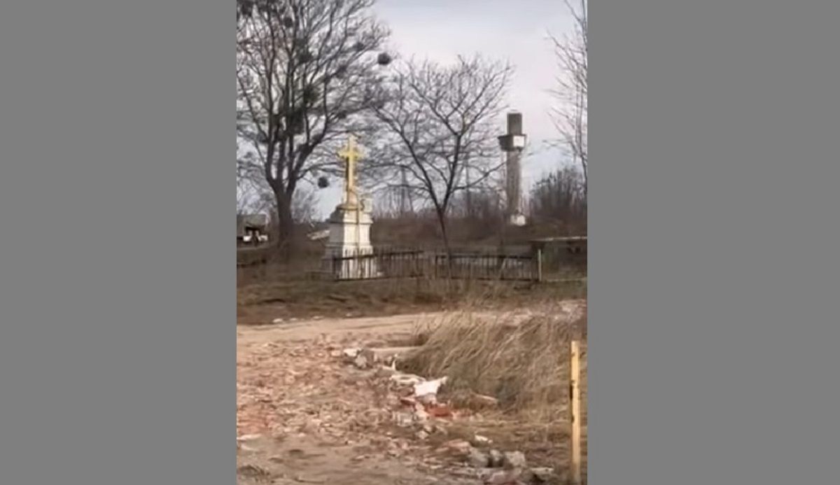 На міжнародній трасі біля Львова незаконно заливають фундамент під будівництво