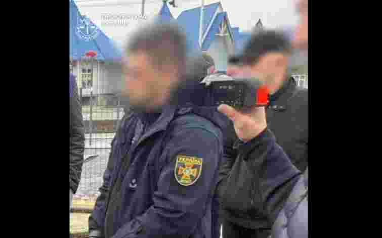 Звільнений інспектор ДСНС Буковини щонайменше пів року продавав амфетамін