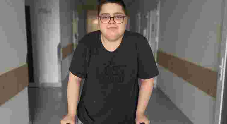 У Львові провели складну операцію підлітку з аномальною крихкістю кісток