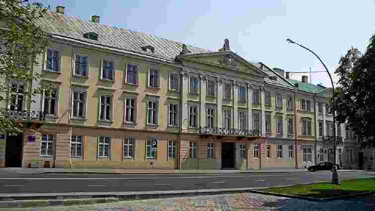 Львівська міська рада оштрафувала обласну раду на 170 тис. грн за пластикові двері