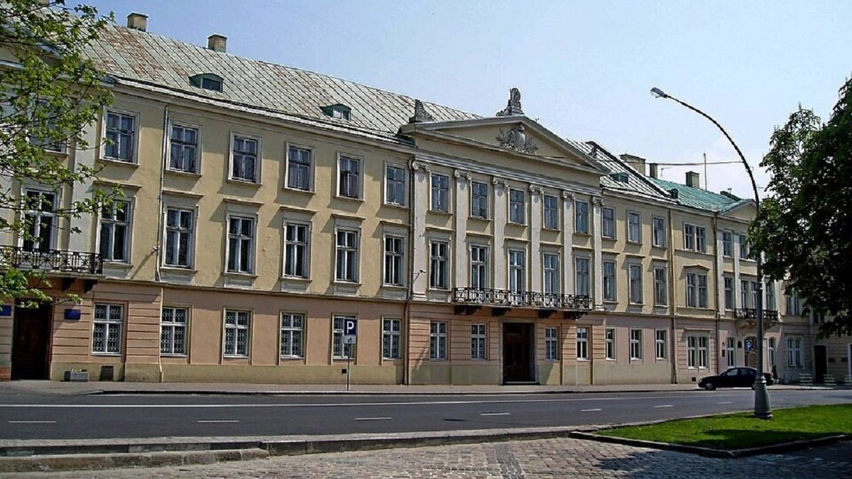 Львівська міська рада оштрафувала обласну раду на 170 тис. грн за пластикові двері