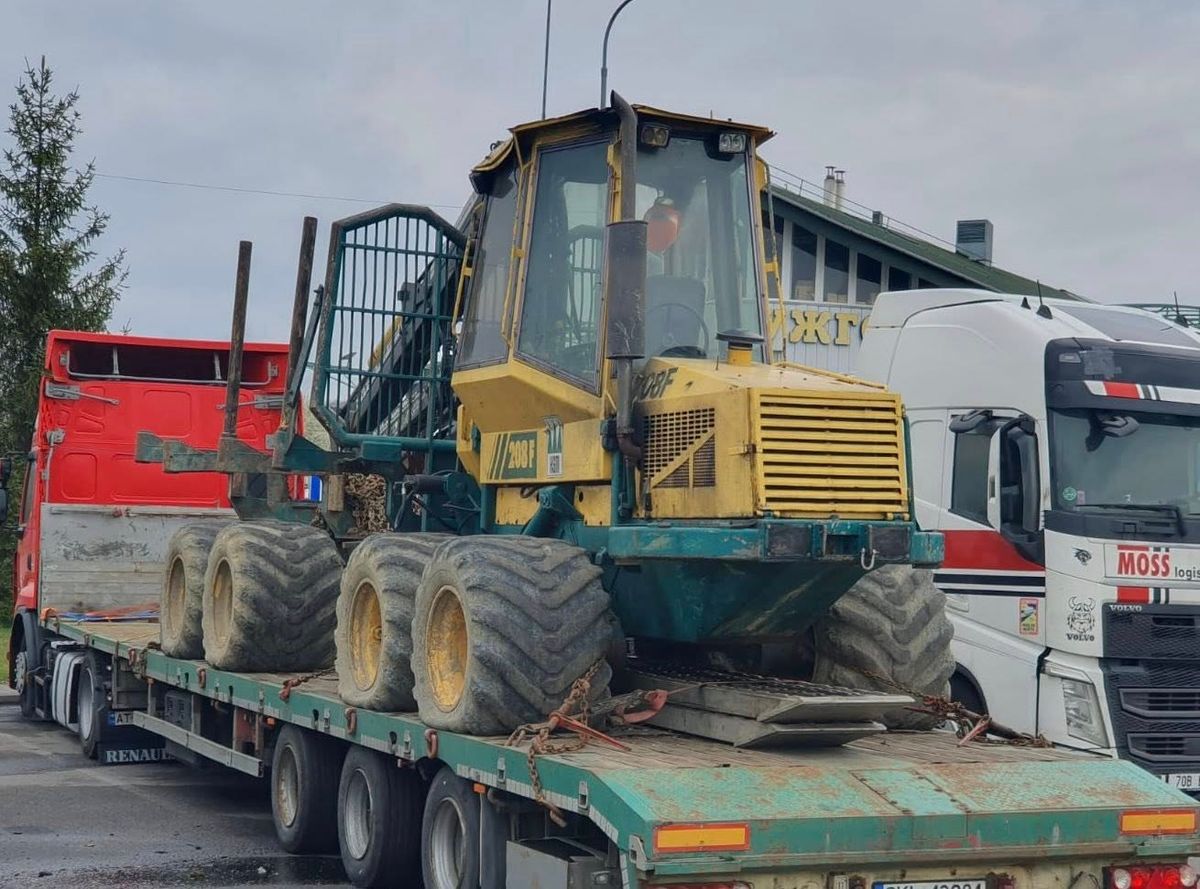 На Закарпатті вилучили лісозаготівельну техніку, яку завозили з Польщі як гуманітарну допомогу