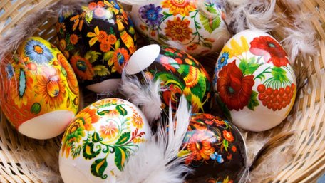 Просто, але є нюанс: як правильно наклеїти термоналіпки на крашанки