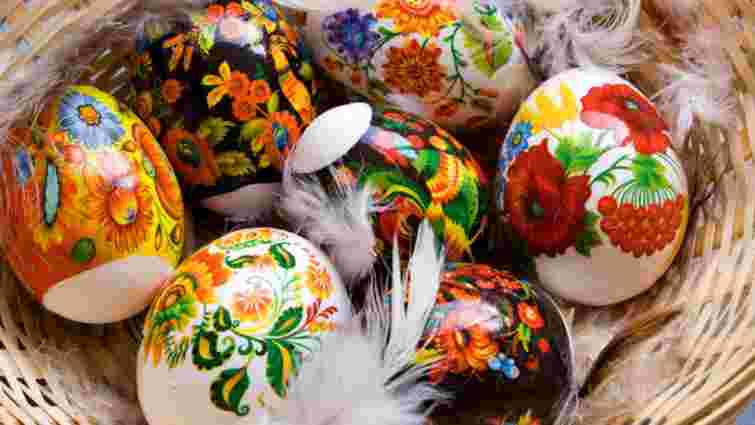 Просто, але є нюанс: як правильно наклеїти термоналіпки на крашанки