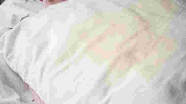 Можна обійтися без прання: як почистити подушки від жовтих плям