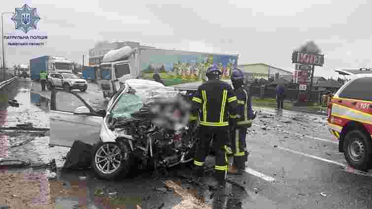 Лобова смертельна ДТП заблокувала рух трасою біля Львова