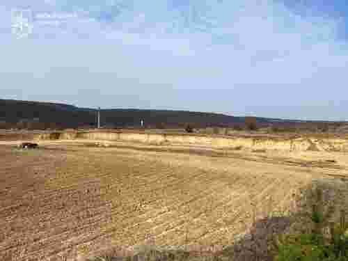 Директор цегельного заводу на Тернопільщині незаконно видобув піску на понад 52 млн грн