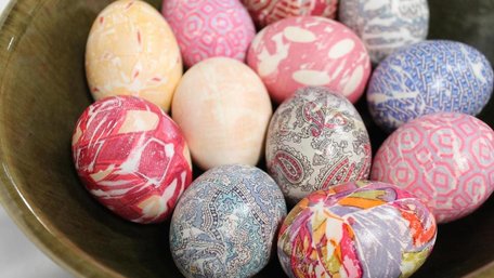 Незвичні й усі унікальні: як пофарбувати яйця шовком до Великодня