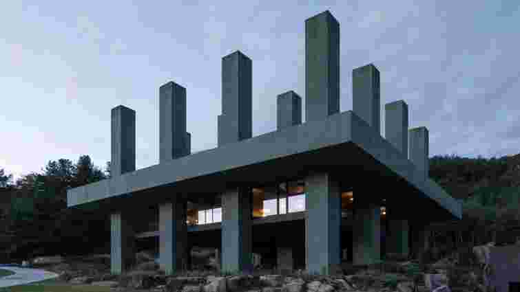 Колони, схожі на обеліски: у Сеулі побудували незвичний ресторан у парку