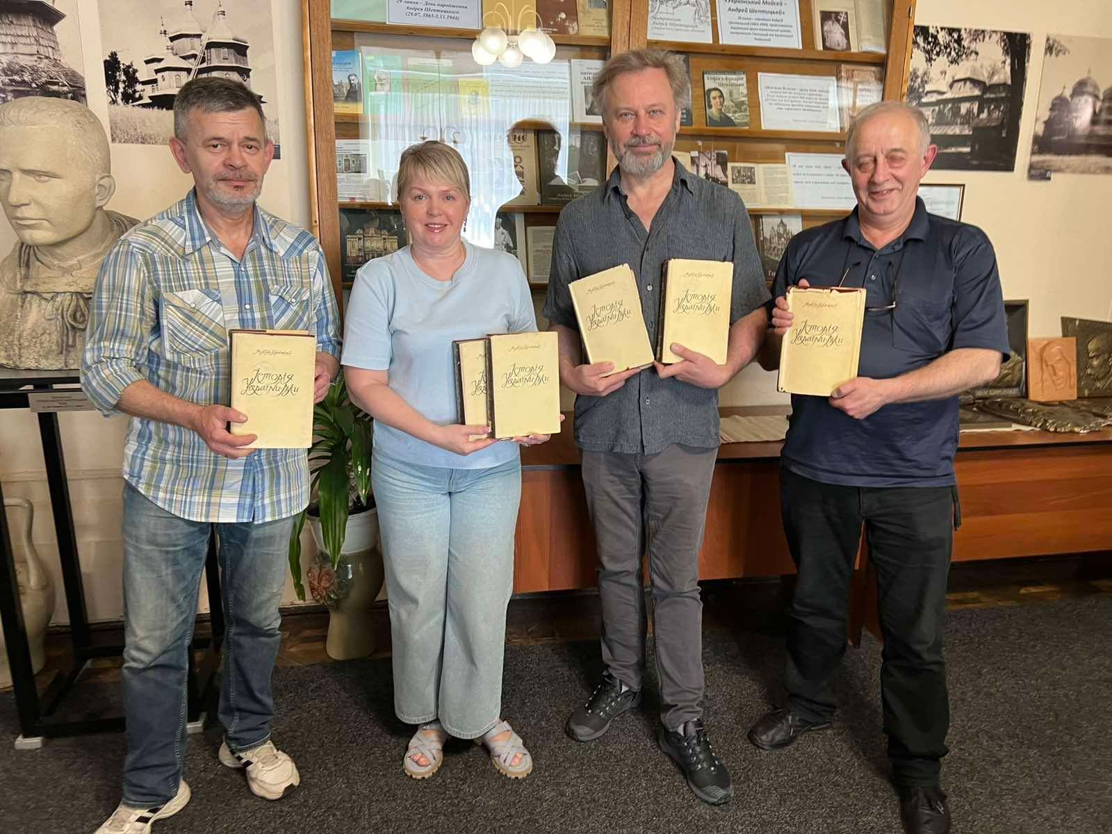 Передача книг у Педагогічну бібліотеку