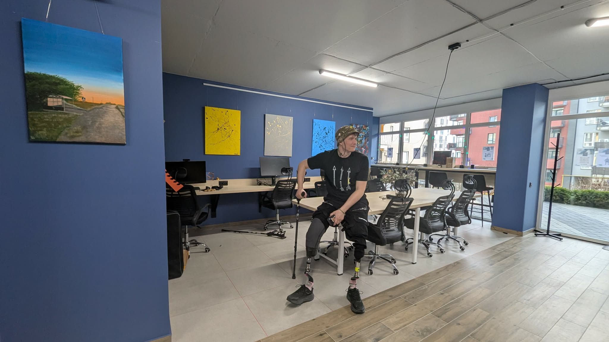 Стіни коворкінгу прикрашають картини, створені ветеранами під час реабілітації