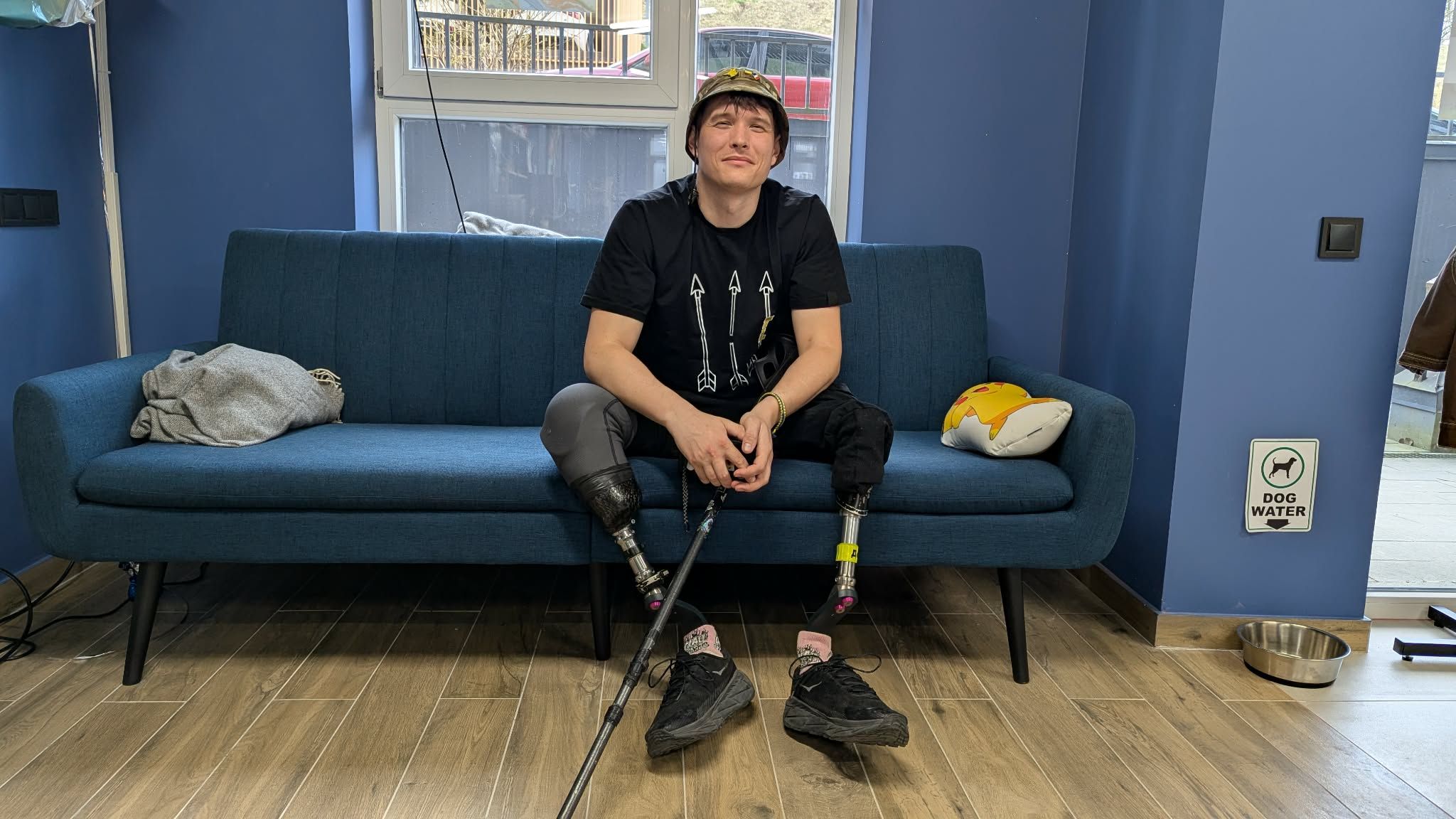 Львів’янин розповідає, що лише тоді, коли вперше встав на протезах, остаточно усвідомив, що втратив ноги (фото ZAXID.NET)