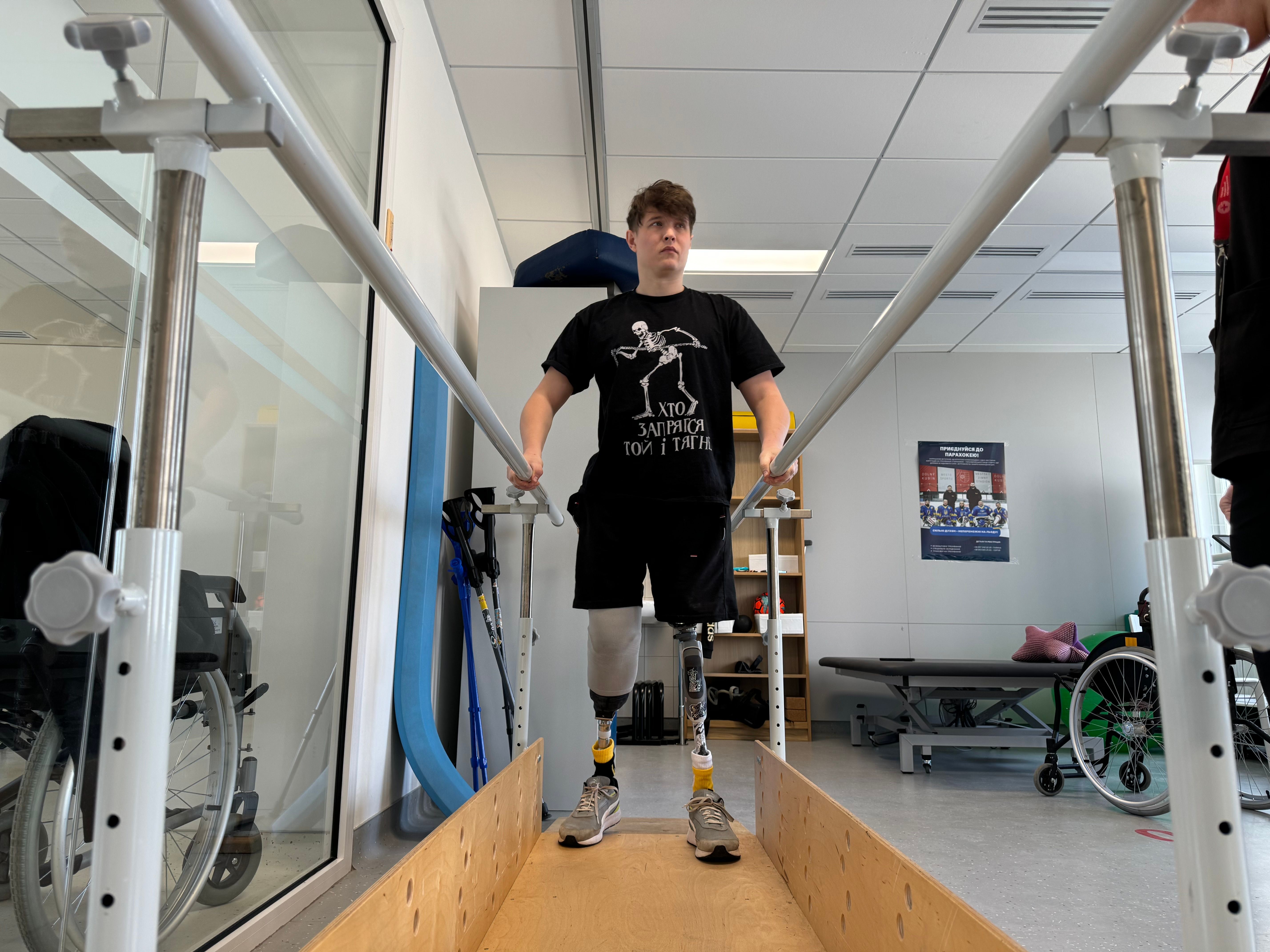 Володимир Савельєв вчиться ходити на протезах у центрі у Unbroken (фото Першого ТМО)