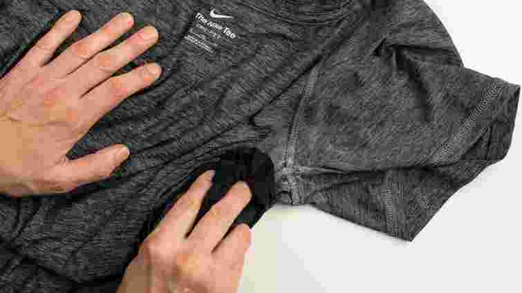 Плями від дезодоранту більше не проблема: як їх можна прибрати