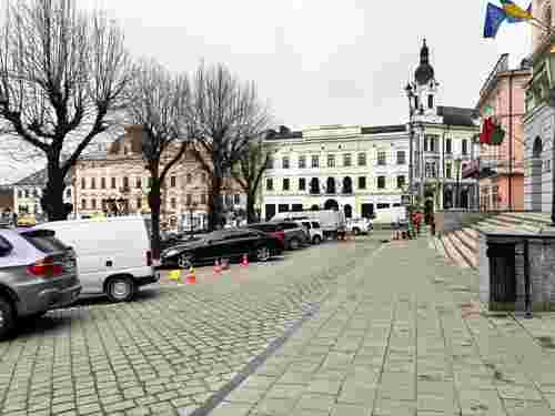 Перед ратушею в Чернівцях запровадять двосторонній рух і заборонять паркування