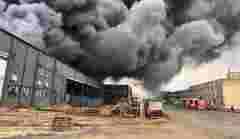 Росія розбомбила логістичний центр мережі мінімаркетів «Сімі» у Луцьку