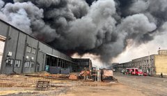 Росія розбомбила логістичний центр мережі мінімаркетів «Сімі» у Луцьку