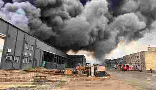 Росія розбомбила логістичний центр мережі мінімаркетів «Сімі» у Луцьку