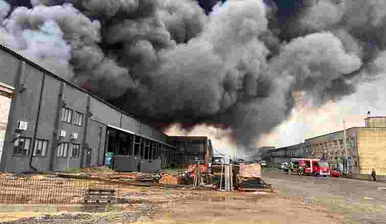 Росія розбомбила логістичний центр мережі мінімаркетів «СіМі» у Луцьку