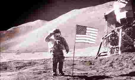 Коло замкнулося на Місяці