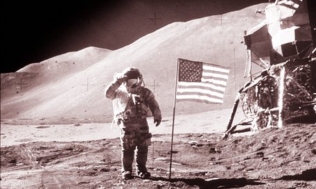 Коло замкнулося на Місяці