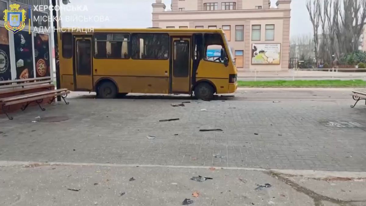 Росіяни скинули вибухівку на маршрутку в Херсоні, щонайменше семеро постраждалих