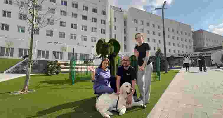 «Ми даруємо дітям у лікарні радість»