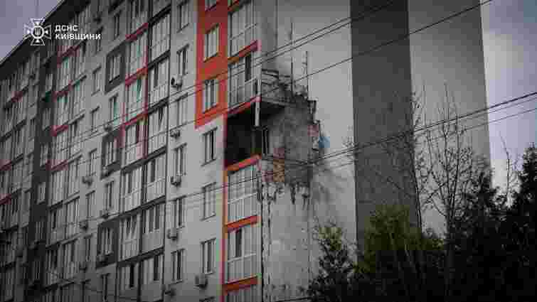 Росіяни масовано атакували Київщину, є влучання в багатоповерхівку та школу