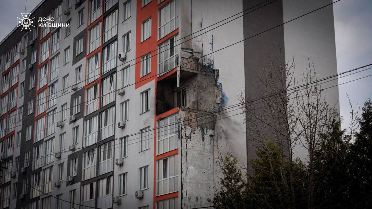 Росіяни масовано атакували Київщину, є влучання в багатоповерхівку та школу