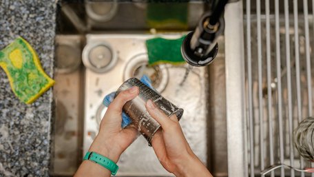 Витирати чи лишити: як краще сушити посуд після миття