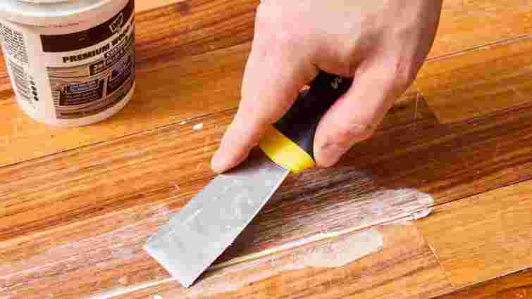 Повністю міняти ще рано: чим закрити щілини в дерев’яній підлозі