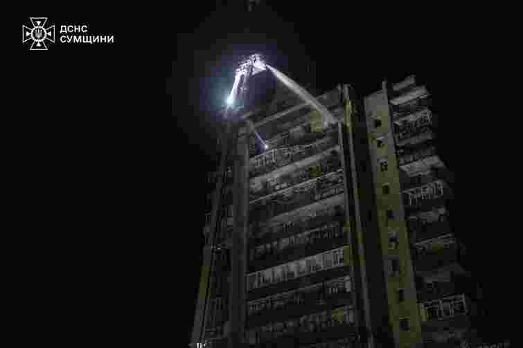 Російський дрон вдарив по 16-поверхівці в Сумах, щонайменше семеро поранених