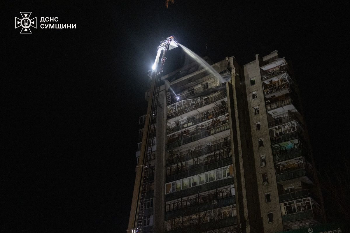 Російський дрон вдарив по 16-поверхівці в Сумах, щонайменше десяток поранених