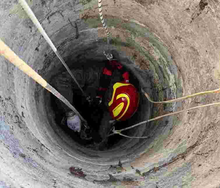 На Львівщині рятувальники дістали з колодязя тіло зниклого безвісти 62-річного чоловіка 