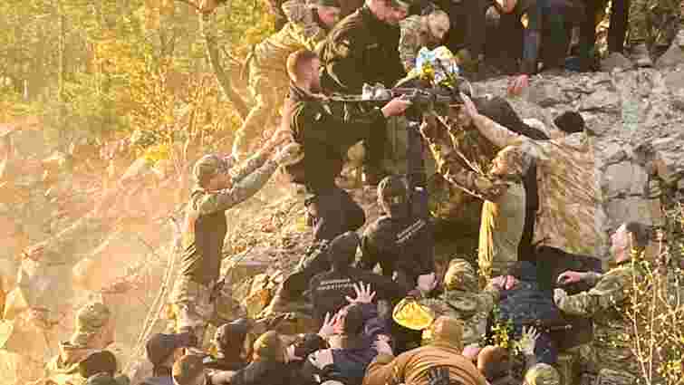 На Рівненщині після доби пошуків знайшли хлопчика, який впав з висоти у карʼєр