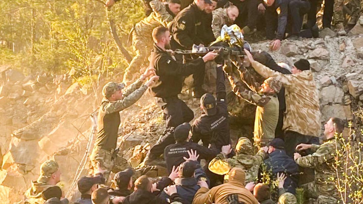 На Рівненщині після доби пошуків знайшли хлопчика, який впав з висоти у карʼєр