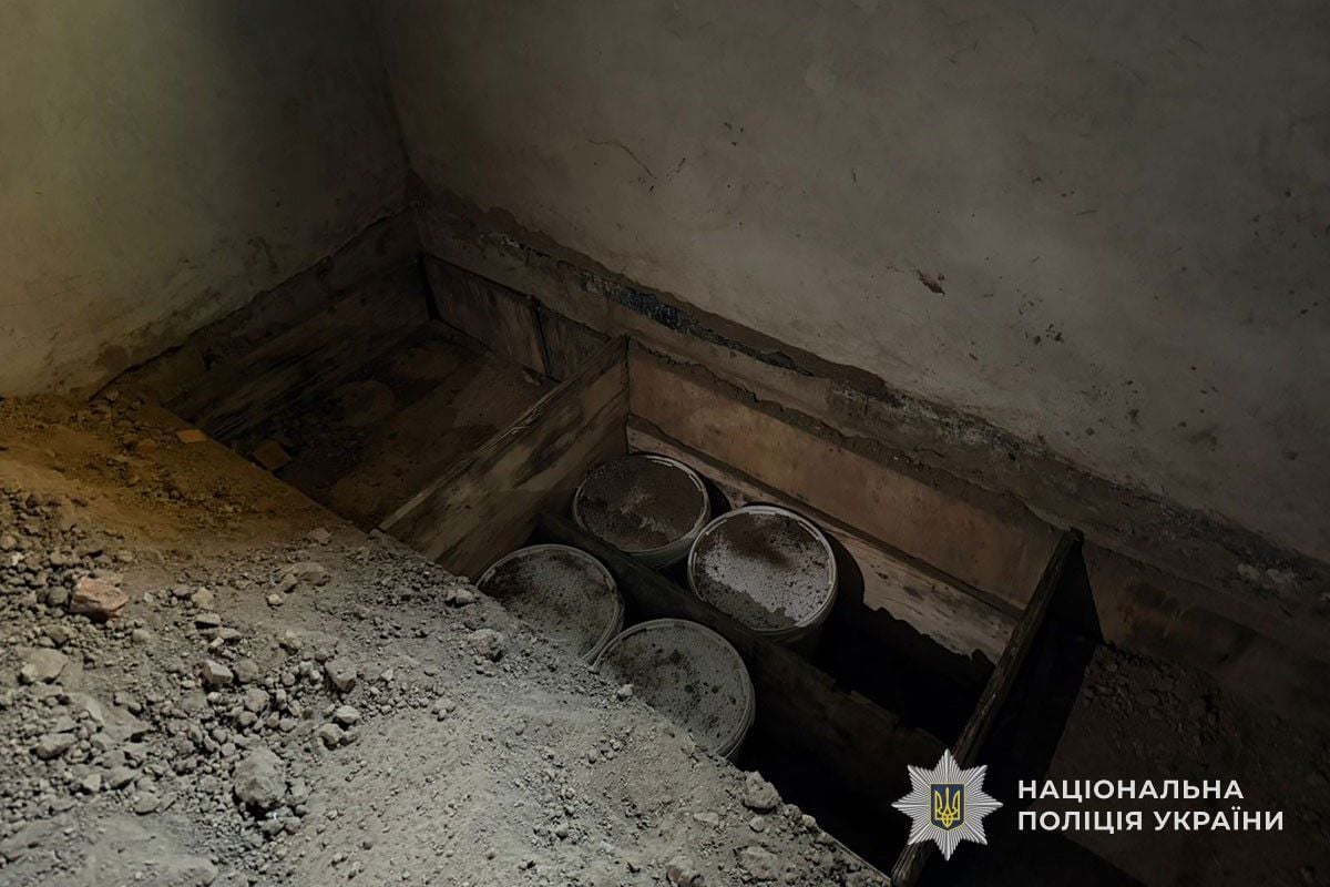 Наркотики ховали під підлогою приватного будинку