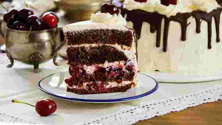 Ніжний пляцок «Шварцвальд» з вишнями від Лілії Цвіт: рецепт дня