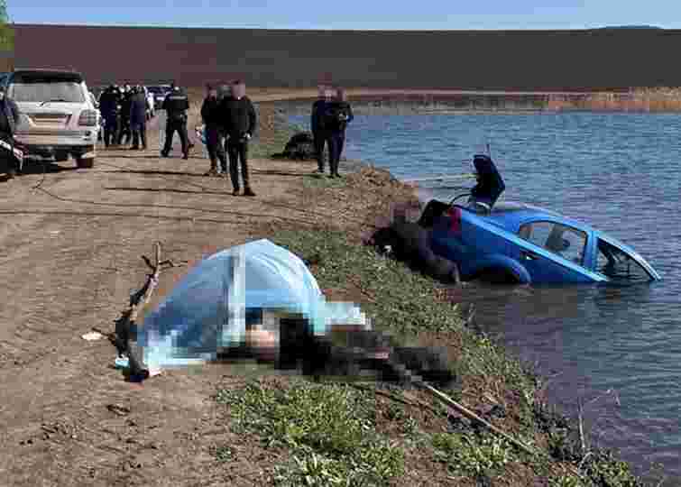 Буковинець з'їхав на автомобілі у ставок та потонув