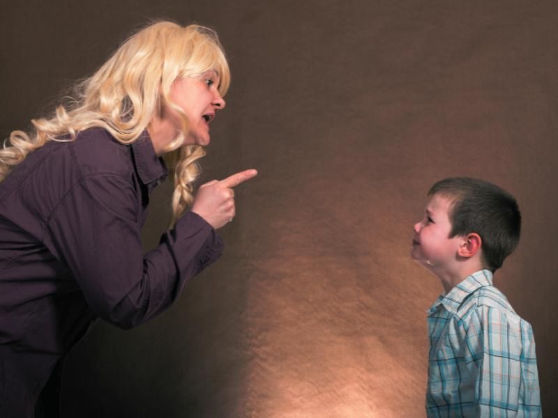 Відсутність підтримки у дитинстві може формувати потребу у схваленні партнера. Фото ілюстративне з відкритих джерел