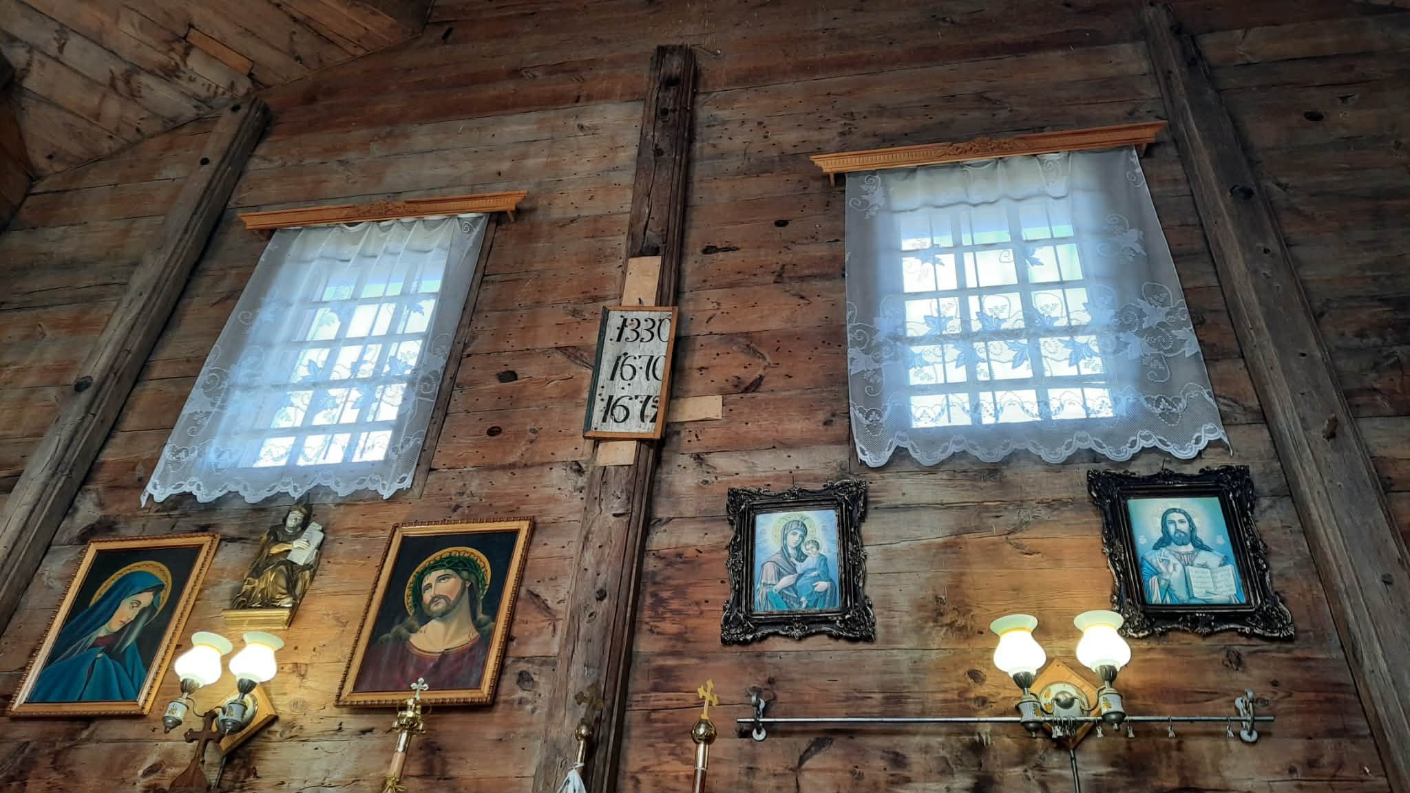 У церкві зафіксовані ключові роки будівництва і реконструкцій церкви